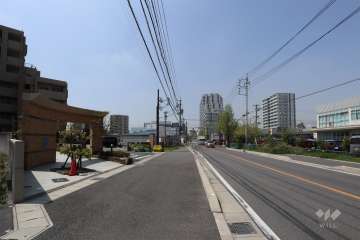 敷地北西側の前面道路（北東側から）