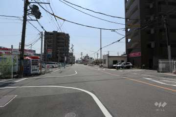 敷地東側の前面道路（北側から）