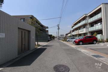 敷地北側の前面道路（東側から）