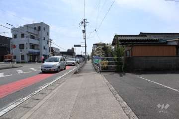 敷地南東側の前面道路（北東側から）
