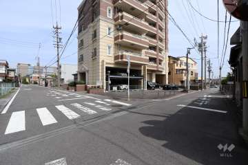 敷地南西側と南東側の前面道路（南側から）