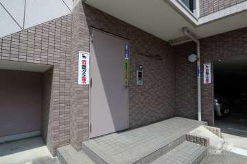 敷地西側のエントランス