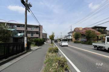 敷地東側の前面道路（南側から）