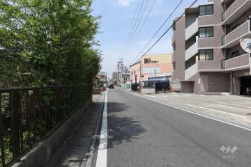 敷地南西側の前面道路（南東側から）