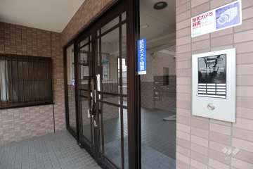エントランスはオートロック付きです。
