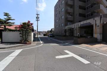 敷地東側の前面道路（北側から）