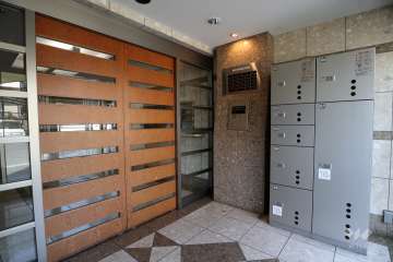 エントランスはオートロック付きです。