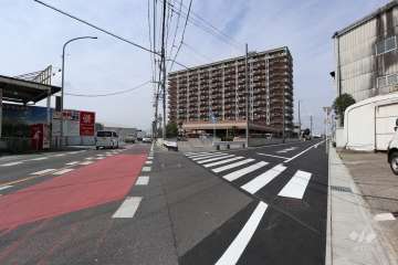 敷地南西側と東側の前面道路（南東側から）