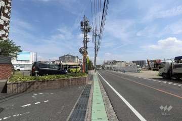 敷地南西側の前面道路（北西側から）