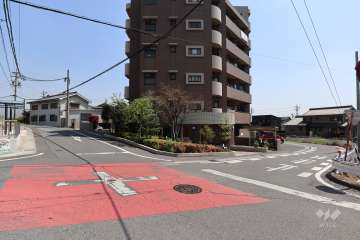 敷地北側と西側の前面道路（北西側から）