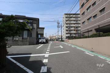 敷地南西側の前面道路（南西側から）