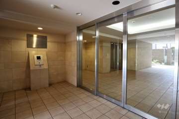 エントランスはオートロック付きです。