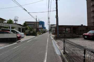 敷地東側の前面道路（北側から）