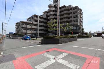 敷地北側と西側の前面道路（北西側から）