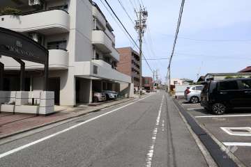 敷地北東側の前面道路（南東側から）