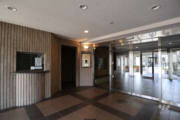 エントランスはオートロック付きです。