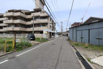 敷地東側の前面道路（南側から）