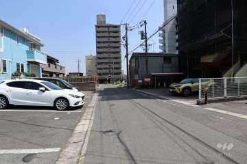 敷地北側の前面道路（西側から）