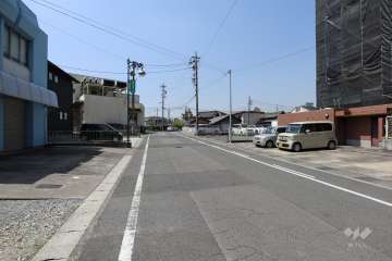敷地南側の前面道路（東側から）