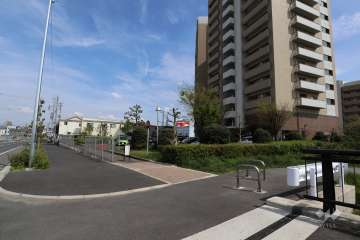 敷地北側と西側の前面道路（北西側から）