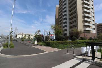 敷地北側の前面道路（西側から）