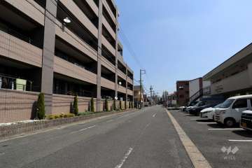 敷地南東側の前面道路（南西側から）