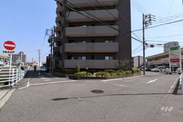 敷地西側と南側の前面道路（南西側から）