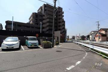 敷地北西側の前面道路（北東側から）
