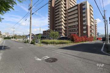 敷地北側と西側の前面道路（北西側から）