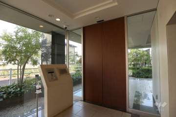 エントランスはオートロック付きです。