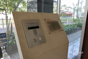 オートロックの操作盤、案内板