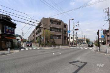 敷地東側と南側の前面道路（南東側から）