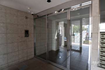 エントランスはオートロック付きです。