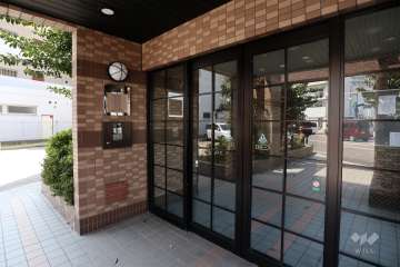 エントランスはオートロック付きです。