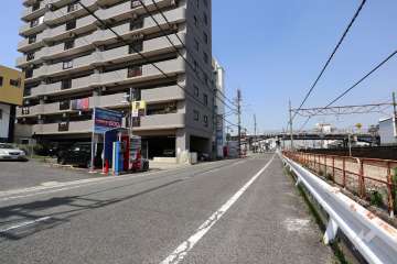 敷地東側の前面道路（南側から）