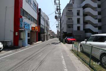 敷地東側の前面道路（北側から）