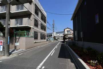 敷地東側の前面道路（南側から）