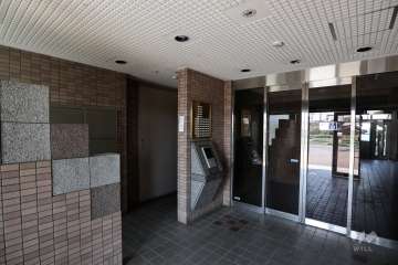 エントランスはオートロック付きです。