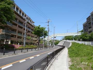 敷地北東側は二車線のバス通りに面しています。