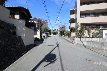 敷地西側の前面道路(南側から)