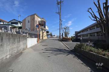 敷地北側の前面道路(西側から)