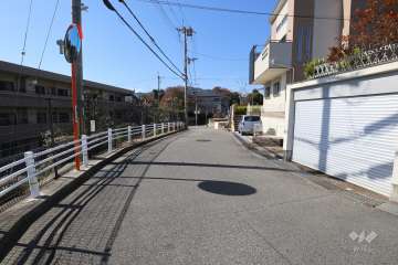 敷地北側の前面道路(東側から)