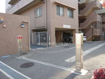 ロボットゲートの付いた駐車場