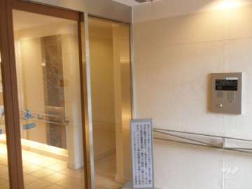 エントランスはオートロック付きです。