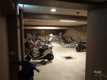 屋内にある駐輪場とバイク置き場
