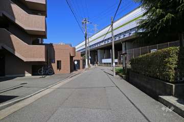 敷地北東側の前面道路（南東側から）