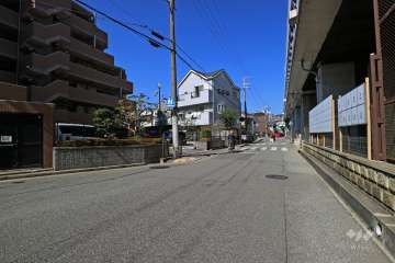 敷地北東側の前面道路（北西側から）