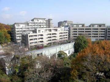 ルネシーズンズ千里の丘の全景。緑豊かな高台の住宅地です。（左奥が3番館）