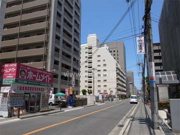 周辺は住宅の他、店舗や事務所などが立ち並ぶ商業地です。