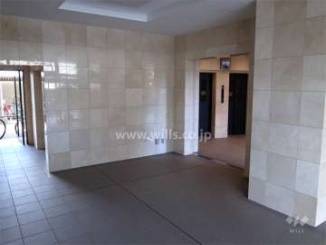 石張りのエントランスホール